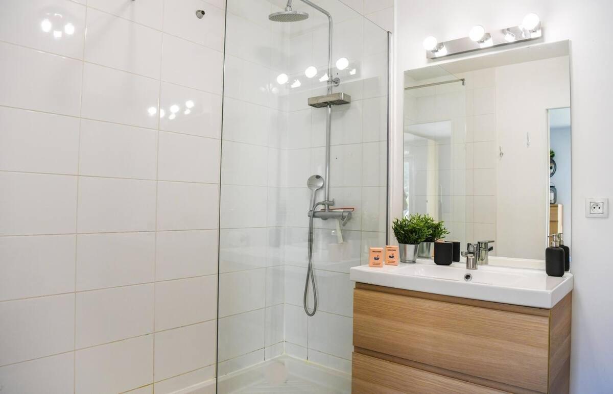 Superbe Appartement Avec Terrasse, Piscine & Parking Prive A Marseille Luaran gambar