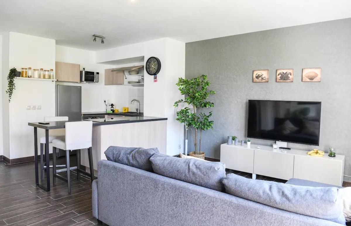 Superbe Appartement Avec Terrasse, Piscine & Parking Prive A Marseille Luaran gambar